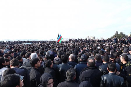 Hacı Şahinin dəfnində izdiham - FOTOLAR Hacı Şahinin dəfnində izdiham - FOTOLAR