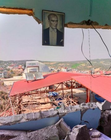 Zəlzələdə 10 qohumunu itirən Karsu dağılan evi paylaşdı: Düşməyən tək foto diqqət çəkdi Zəlzələdə 10 qohumunu itirən Karsu dağılan evi paylaşdı: Düşməyən tək foto diqqət çəkdi