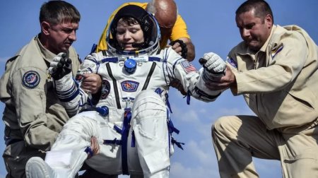 NASA bəşəriyyətin Aya qayıtması üçün yeni nəsil skafandr təqdim edib