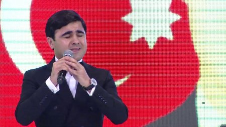 QIZBƏS QƏBƏLƏ: İKİ  SƏNƏTKAR. ( Mirələm Mirələmov gitaranın müşayiətilə oxuduğu zaman)