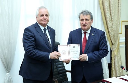 AMEA Rəyasət Heyətinin iclası keçirilib - FOTOLAR AMEA Rəyasət Heyətinin iclası keçirilib - FOTOLAR