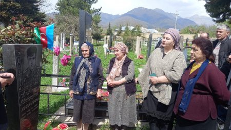 Bu gün Qəbələdə birinci Qarabağ döyüşlərinin şəhidi Eldəniz Mehdiyevin cənnətdə 29-cu bahar yaşı qeyd olundu - FOTOLAR Bu gün Qəbələdə birinci Qarabağ döyüşlərinin şəhidi Eldəniz Mehdiyevin cənnətdə 29-cu bahar yaşı qeyd olundu - FOTOLAR