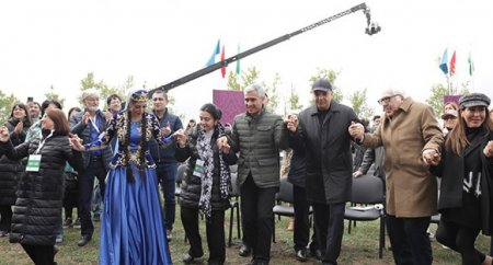 Rəsmilər Cıdır düzündə belə rəqs etdi - FOTOLAR