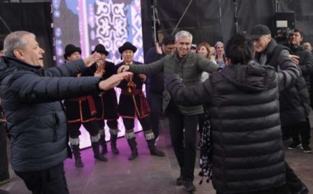 Rəsmilər Cıdır düzündə belə rəqs etdi - FOTOLAR