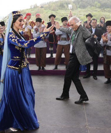 Rəsmilər Cıdır düzündə belə rəqs etdi - FOTOLAR