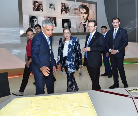 İsrail Dövlətinin Prezidenti və xanımı Heydər Əliyev Mərkəzi ilə tanış olublar - FOTOLAR