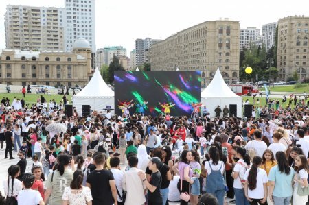 Heydər Əliyev Mərkəzinin parkında “Uşaq festivalı” təşkil olunub - FOTOLAR Heydər Əliyev Mərkəzinin parkında “Uşaq festivalı” təşkil olunub - FOTOLAR