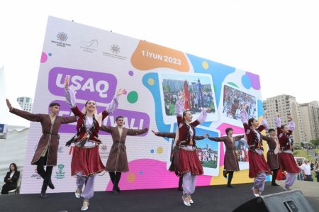 Heydər Əliyev Mərkəzinin parkında “Uşaq festivalı” təşkil olunub - FOTOLAR Heydər Əliyev Mərkəzinin parkında “Uşaq festivalı” təşkil olunub - FOTOLAR