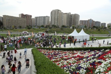 Heydər Əliyev Mərkəzinin parkında “Uşaq festivalı” təşkil olunub - FOTOLAR Heydər Əliyev Mərkəzinin parkında “Uşaq festivalı” təşkil olunub - FOTOLAR