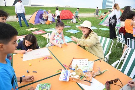 Heydər Əliyev Mərkəzinin parkında “Uşaq festivalı” təşkil olunub - FOTOLAR Heydər Əliyev Mərkəzinin parkında “Uşaq festivalı” təşkil olunub - FOTOLAR