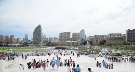 Heydər Əliyev Mərkəzinin parkında “Uşaq festivalı” təşkil olunub - FOTOLAR Heydər Əliyev Mərkəzinin parkında “Uşaq festivalı” təşkil olunub - FOTOLAR