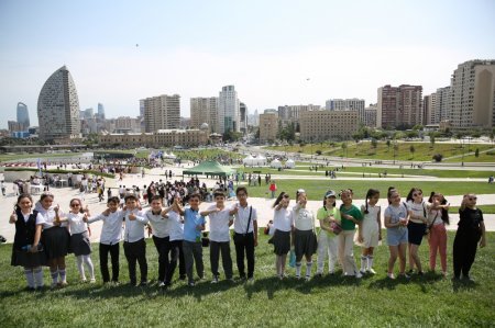Heydər Əliyev Mərkəzinin parkında “Uşaq festivalı” təşkil olunub - FOTOLAR Heydər Əliyev Mərkəzinin parkında “Uşaq festivalı” təşkil olunub - FOTOLAR