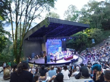 Azərbaycanlı şairə dünya poeziya festivalında ölkəmizi uğurla təmsil edib - FOTO Azərbaycanlı şairə dünya poeziya festivalında ölkəmizi uğurla təmsil edib - FOTO