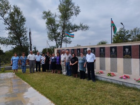 Qəbələ Oğuz yazarları Xaçmaz kənd şəhidlərinin məzarlarını ziyarət ediblər - FOTOLAR