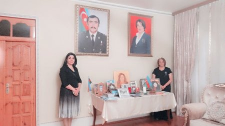 Bərdə Tarix -diyarşünaslıq muzeyinin əməkdaşları şəhid Sərhəd Zöhrabbəyovun vəfatının il dönümü ilə əlaqədar ailəsini ziyarət ediblər. - FOTOLAR Bərdə Tarix -diyarşünaslıq muzeyinin əməkdaşları şəhid Sərhəd Zöhrabbəyovun vəfatının il dönümü ilə əlaqədar ailəsini ziyarət ediblər. - FOTOLAR