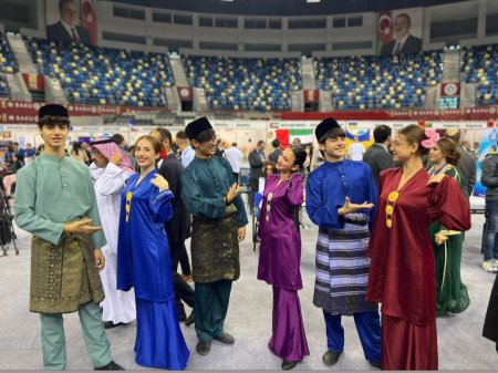 Ümummilli liderimiz Ulu öndər Heydər Əliyevin 100 illiyi münasibətilə silsilə tədbirlər çərçivəsində Gənc tamaşaçılar teatrında da tədbir keçirilib - FOTOLAR