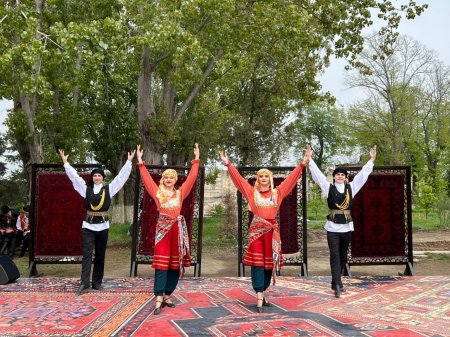 Ümummilli liderimiz Ulu öndər Heydər Əliyevin 100 illiyi münasibətilə silsilə tədbirlər çərçivəsində Gənc tamaşaçılar teatrında da tədbir keçirilib - FOTOLAR