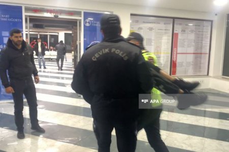 Bakıda polislər intihara cəhd edən şəxsi xilas ediblər - FOTO