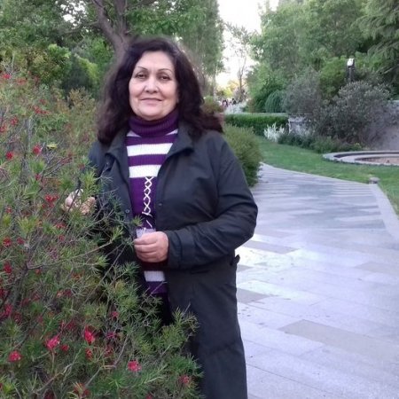SOLMAZ ŞİRİN:DAYANMA, YAN - FOTO