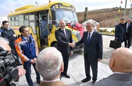 Qazaxıstan xalqından Azərbaycan balalarına hədiyyə - Fotolar Qazaxıstan xalqından Azərbaycan balalarına hədiyyə - Fotolar