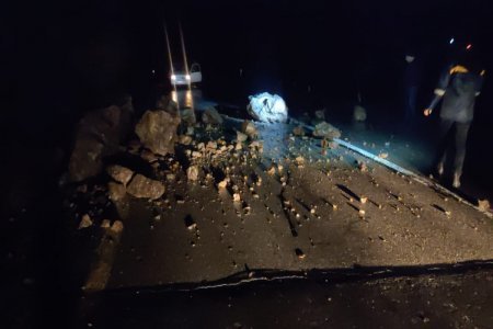 İntensiv yağış Şahbuzda qaya parçalarını yola səpələyib - FOTO