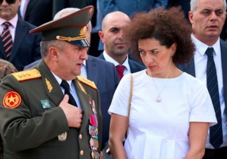 Nikol və Annanın pul sevdaları: Milyonluq şam yeməyi - TƏHLİL + FOTO Nikol və Annanın pul sevdaları: Milyonluq şam yeməyi - TƏHLİL + FOTO