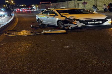 Bakıda üç avtomobil toqquşub, xəsarət alan var - FOTO Bakıda üç avtomobil toqquşub, xəsarət alan var - FOTO