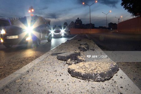 Bakıda avtomobil işıq dirəyinə dəyərək aşıb, xəsarət alan var - FOTO Bakıda avtomobil işıq dirəyinə dəyərək aşıb, xəsarət alan var - FOTO