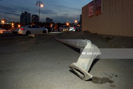 Bakıda avtomobil işıq dirəyinə dəyərək aşıb, xəsarət alan var - FOTO Bakıda avtomobil işıq dirəyinə dəyərək aşıb, xəsarət alan var - FOTO