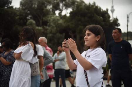Bakıda axşam saatlarında hərbi orkestrlərin nümunəvi çıxışları maraqla qarşılanıb - FOTO