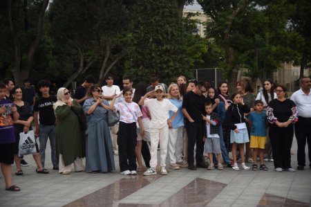 Bakıda axşam saatlarında hərbi orkestrlərin nümunəvi çıxışları maraqla qarşılanıb - FOTO