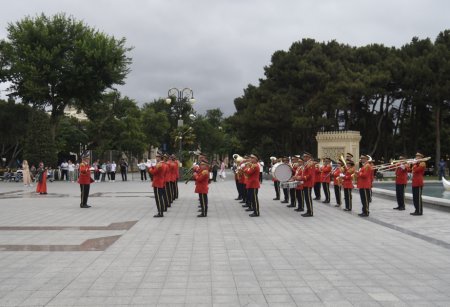 Bakıda axşam saatlarında hərbi orkestrlərin nümunəvi çıxışları maraqla qarşılanıb - FOTO