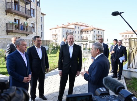 Azərbaycan, Özbəkistan və Qırğızıstan prezidentləri Şuşada birinci yaşayış kompleksində və Aşağı Gövhər Ağa məscidində olub, şəhəri gəziblər YENİLƏNİB Azərbaycan, Özbəkistan və Qırğızıstan prezidentləri Şuşada birinci yaşayış kompleksində və Aşağı Gövhər Ağa məscidində olub, şəhəri gəziblər YENİLƏNİB
