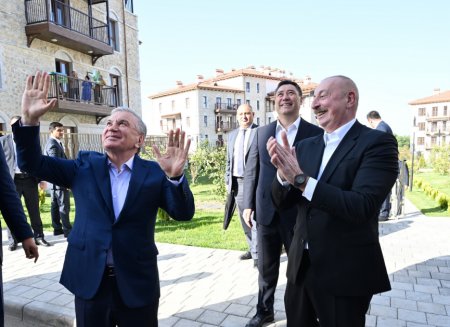 Azərbaycan, Özbəkistan və Qırğızıstan prezidentləri Şuşada birinci yaşayış kompleksində və Aşağı Gövhər Ağa məscidində olub, şəhəri gəziblər YENİLƏNİB Azərbaycan, Özbəkistan və Qırğızıstan prezidentləri Şuşada birinci yaşayış kompleksində və Aşağı Gövhər Ağa məscidində olub, şəhəri gəziblər YENİLƏNİB