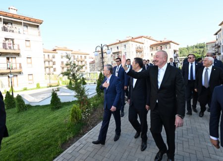Azərbaycan, Özbəkistan və Qırğızıstan prezidentləri Şuşada birinci yaşayış kompleksində və Aşağı Gövhər Ağa məscidində olub, şəhəri gəziblər YENİLƏNİB Azərbaycan, Özbəkistan və Qırğızıstan prezidentləri Şuşada birinci yaşayış kompleksində və Aşağı Gövhər Ağa məscidində olub, şəhəri gəziblər YENİLƏNİB