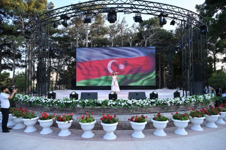 Xətai rayonunda Ulu Öndər Heydər Əliyevin hakimiyyətə gəlişinin 55-ci ildönümünə həsr olunmuş konsert keçirilib