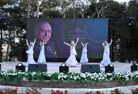 Xətai rayonunda Ulu Öndər Heydər Əliyevin hakimiyyətə gəlişinin 55-ci ildönümünə həsr olunmuş konsert keçirilib