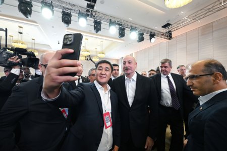 Prezidentin forum iştirakçıları ilə səmimi - Fotoları