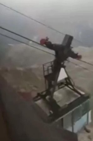 Turistlərin olduğu kanatı ildırım vurdu: İpdən asılı havada qaldı