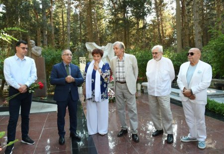 Unudulmaz müğənni Müslüm Maqomayevin doğum günündə məzarı ziyarət edilib - FOTO