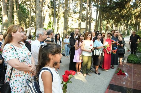 Unudulmaz müğənni Müslüm Maqomayevin doğum günündə məzarı ziyarət edilib - FOTO