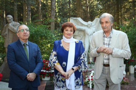 Unudulmaz müğənni Müslüm Maqomayevin doğum günündə məzarı ziyarət edilib - FOTO