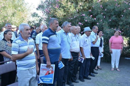 Tənzilə Rüstəmxanlı seçki məntəqələrində seçicilərlə birbaşa ünsiyyət qurub - FOTOLAR Tənzilə Rüstəmxanlı seçki məntəqələrində seçicilərlə birbaşa ünsiyyət qurub - FOTOLAR
