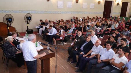 Tənzilə Rüstəmxanlı seçki məntəqələrində seçicilərlə birbaşa ünsiyyət qurub - FOTOLAR Tənzilə Rüstəmxanlı seçki məntəqələrində seçicilərlə birbaşa ünsiyyət qurub - FOTOLAR