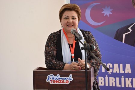 Tənzilə Rüstəmxanlı seçki məntəqələrində seçicilərlə birbaşa ünsiyyət qurub - FOTOLAR Tənzilə Rüstəmxanlı seçki məntəqələrində seçicilərlə birbaşa ünsiyyət qurub - FOTOLAR