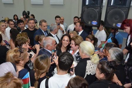 Tənzilə Rüstəmxanlının qələbə görüşü: Böyük izdiham - FOTOLAR Tənzilə Rüstəmxanlının qələbə görüşü: Böyük izdiham - FOTOLAR