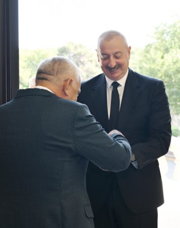 Prezidentin xanımı və qızı ilə səsverməsindən - Fotolar Prezidentin xanımı və qızı ilə səsverməsindən - Fotolar