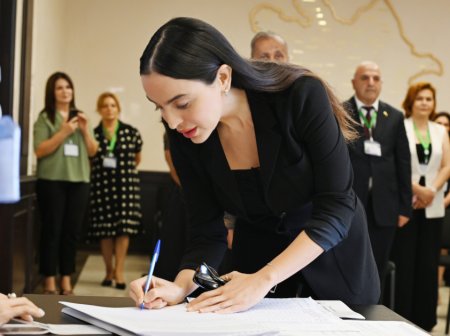 Prezidentin xanımı və qızı ilə səsverməsindən - Fotolar Prezidentin xanımı və qızı ilə səsverməsindən - Fotolar