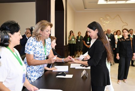 Prezidentin xanımı və qızı ilə səsverməsindən - Fotolar Prezidentin xanımı və qızı ilə səsverməsindən - Fotolar