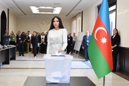 Prezidentin xanımı və qızı ilə səsverməsindən - Fotolar Prezidentin xanımı və qızı ilə səsverməsindən - Fotolar